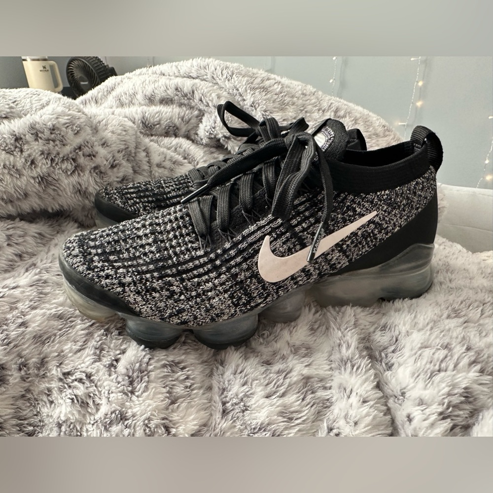 black and white women’s vapormax - Picture 2 of 8